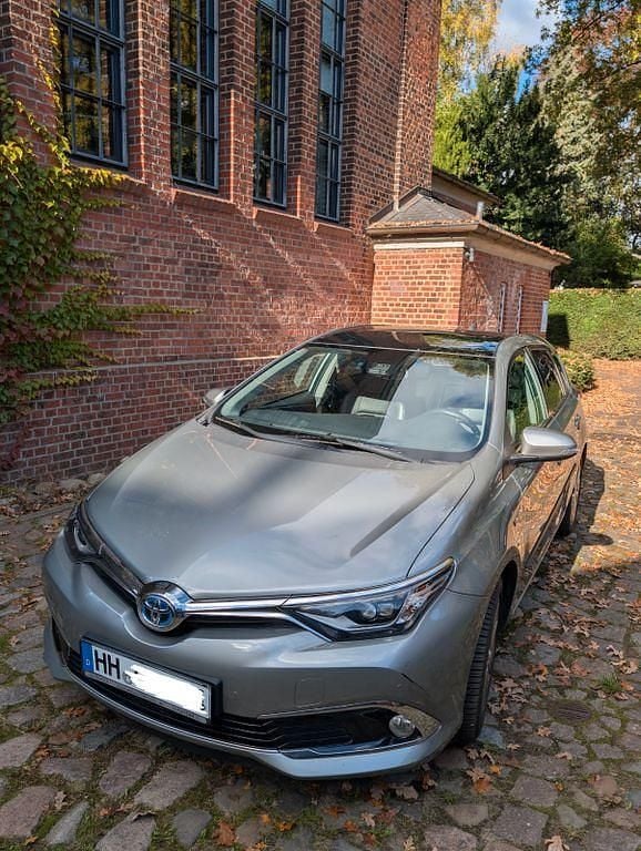 Silber Gebraucht 2016 Toyota Auris Hybrid Executive Limousine | 11.400 € (Guter Preis) - Bild 1/4