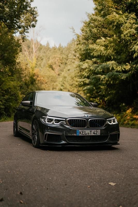 Grau Gebraucht 2017 BMW M550 Limousine | 40.750 € (Fairer Preis) - Bild 1/4