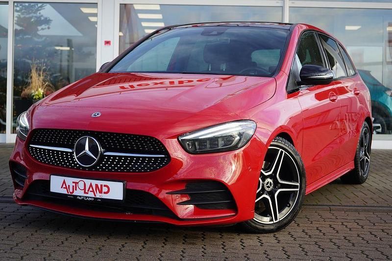 Gebraucht Mercedes B180 AMG line 136 PS (100 kW) 2019 Rot Van / Kleinbus