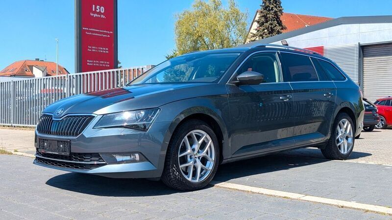 Quarzgrau metallic Gebraucht 2018 Skoda Superb Style Kombi | 14.900 € (Fairer Preis) - Bild 1/4