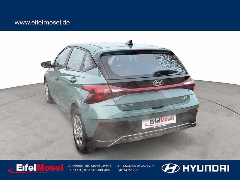 Neu Hyundai i20 Select 101 PS (74 kW) 2025 Grün Limousine