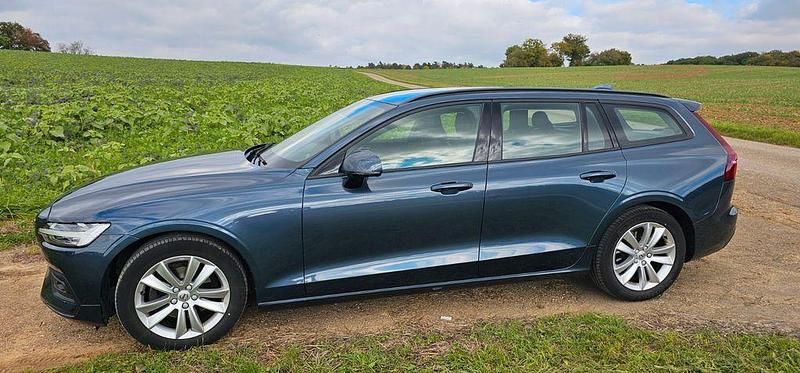 Blau Gebraucht 2019 Volvo V60 Momentum Kombi | 22.999 € (Fairer Preis) - Bild 1/4
