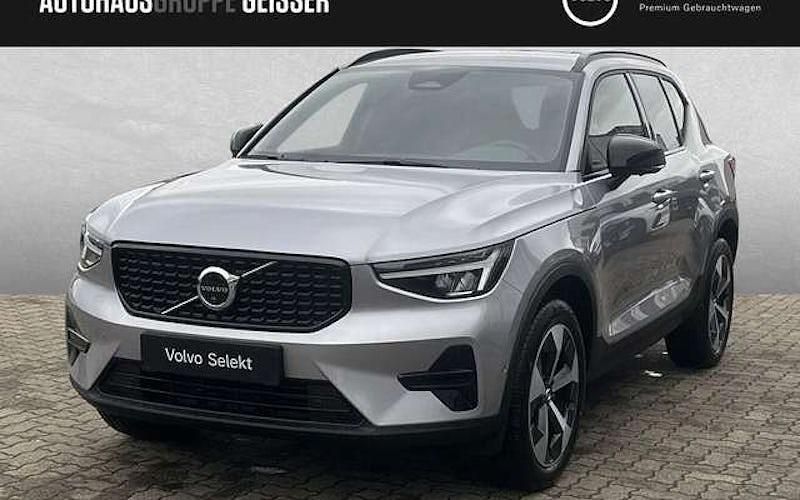 Neu Volvo XC40 Plus 163 PS (119 kW) 2025 Silber SUV