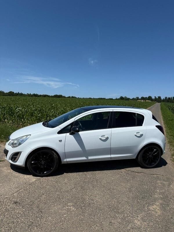 Weiß Gebraucht 2012 Opel Corsa Color Edition Kleinwagen | 2.800 € - Bild 1/4