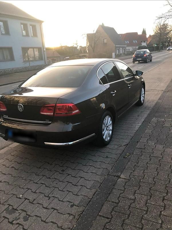 Gebraucht VW Passat 110 PS (80 kW) 2014 Braun Limousine