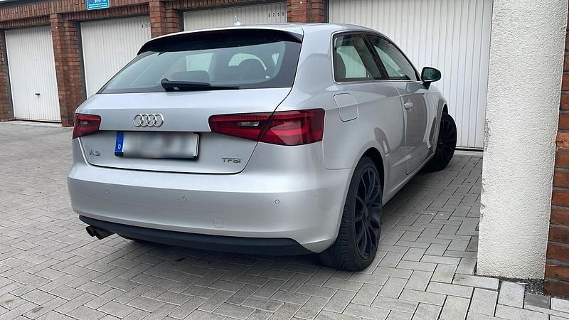 Silber Gebraucht 2014 Audi A3 Attraction Limousine | 10.900 € (Fairer Preis) - Bild 1/4