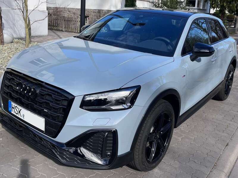 Grau Gebraucht 2024 Audi Q2 S-Line SUV | 42.100 € (Teuer) - Bild 1/4