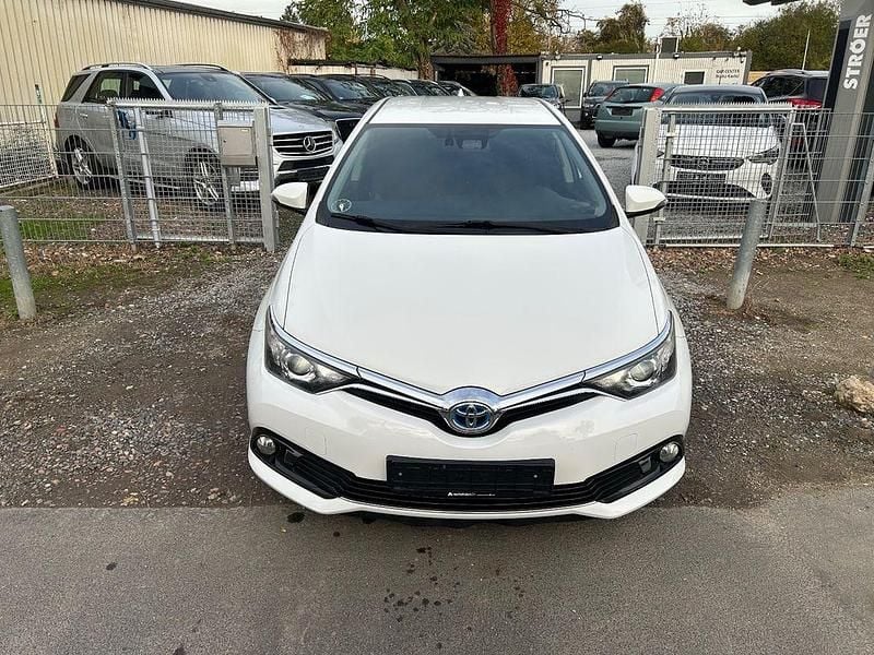 Weiß Gebraucht 2017 Toyota Auris Hybrid Cool Limousine | 13.890 € (Fairer Preis) - Bild 1/4