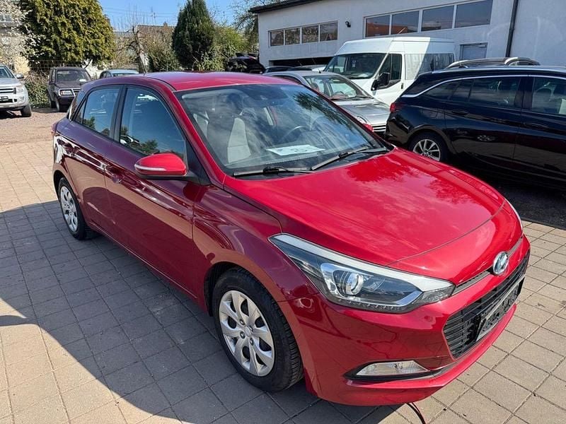 Gebraucht Hyundai i20 101 PS (74 kW) 2017 Rot Limousine