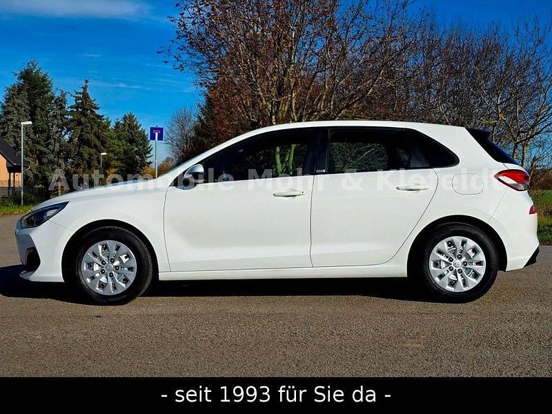 Gebraucht Hyundai i30 Select 99 PS (72 kW) 2020 Weiß Limousine