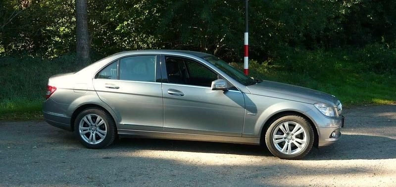 Gebraucht Mercedes C180 156 PS (114 kW) 2011 Palladiumsilber Limousine