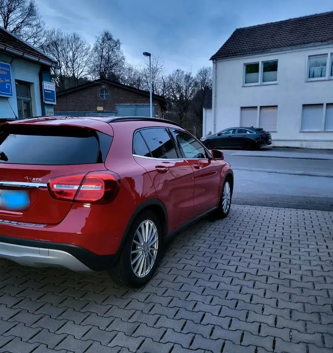Gebraucht Mercedes GLA200 136 PS (100 kW) 2016 Rot SUV