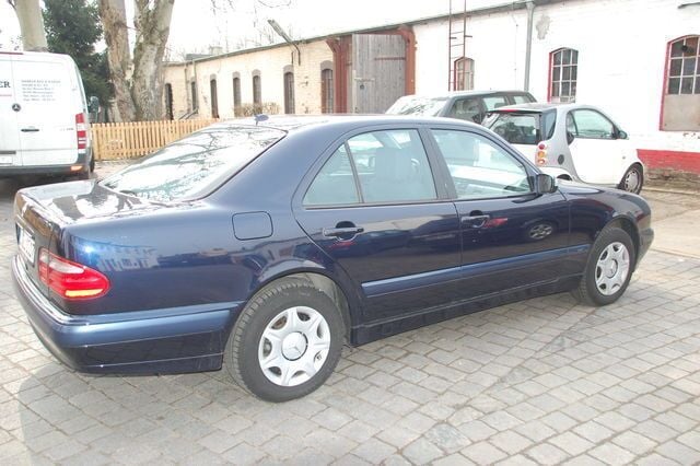 Gebraucht Mercedes E240 231 PS (169 kW) 2001 Blau metallic Limousine