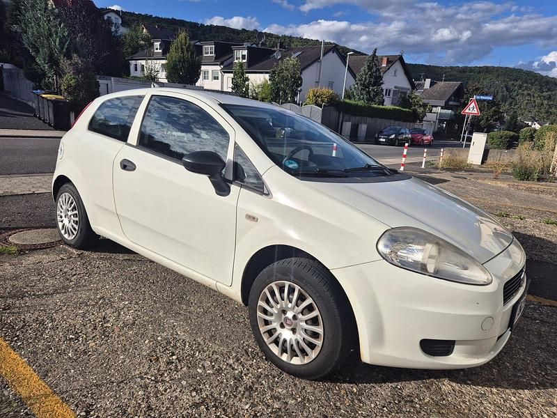 Weiß Gebraucht 2012 Fiat Grande Punto Kleinwagen | 2.220 € (Fairer Preis) - Bild 1/4