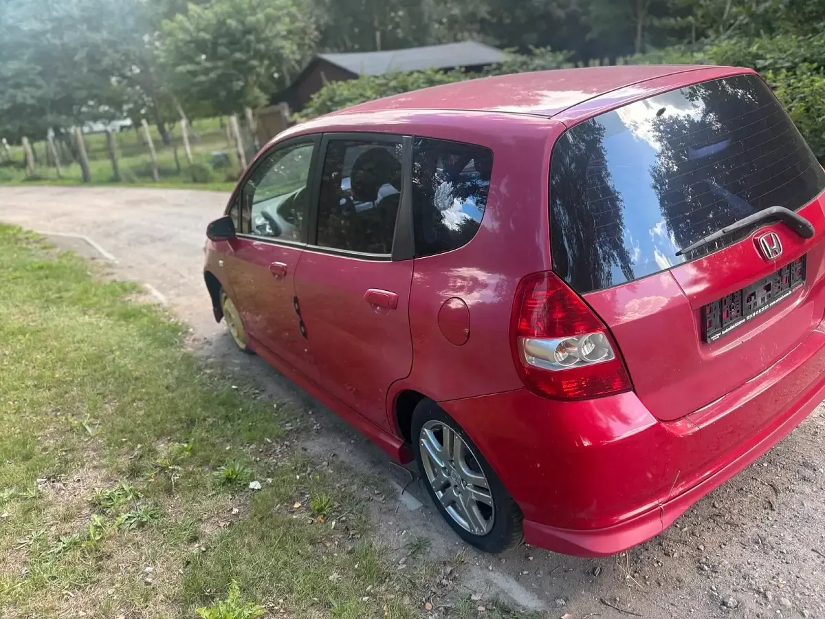 Käytetty Honda Jazz 82 HP (60 kW) 2004 Punainen Viistoperä
