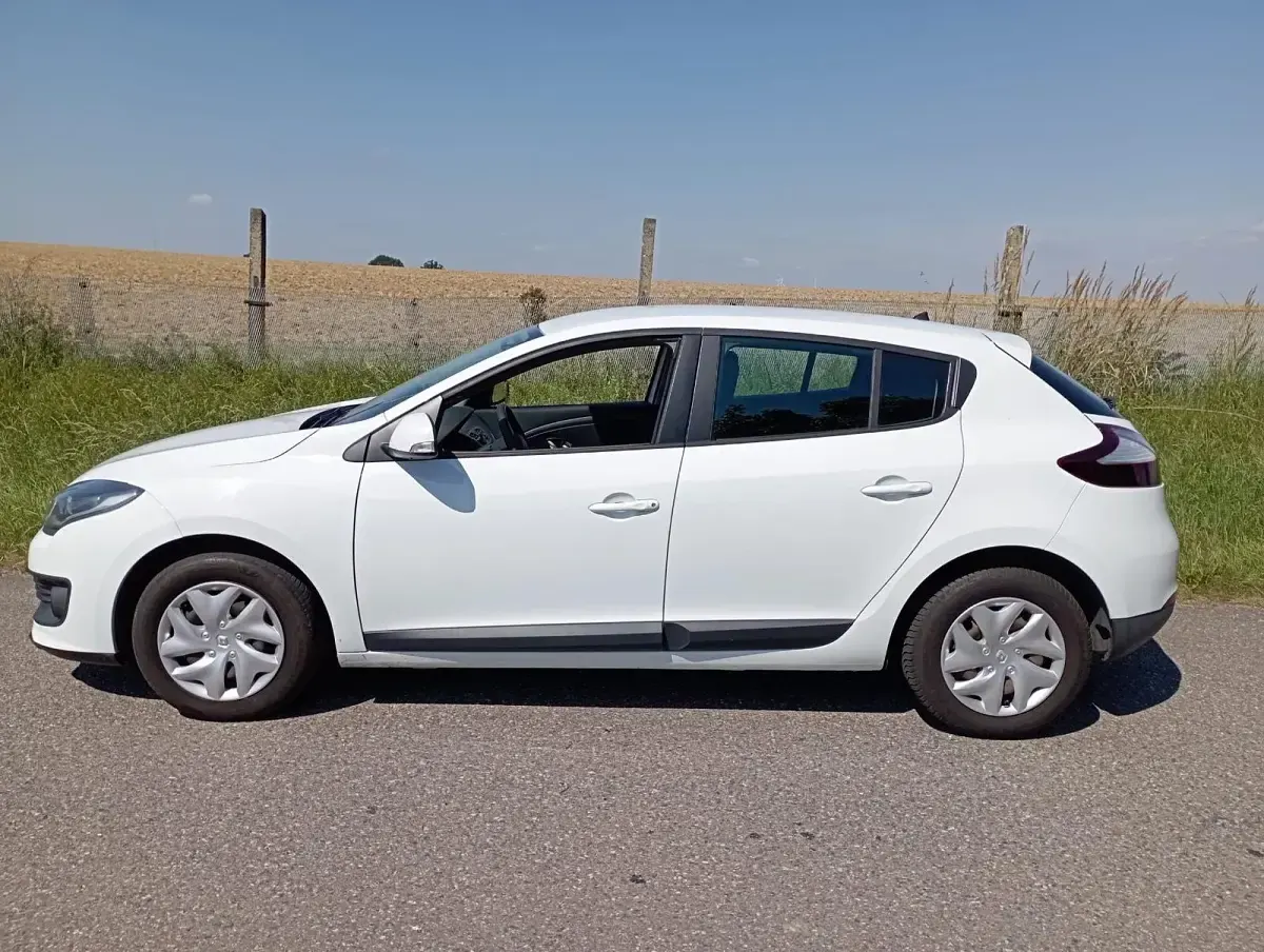 Używany Renault Mégane 110 KM (80 kW) 2015 Biały Sedan/Limuzyna