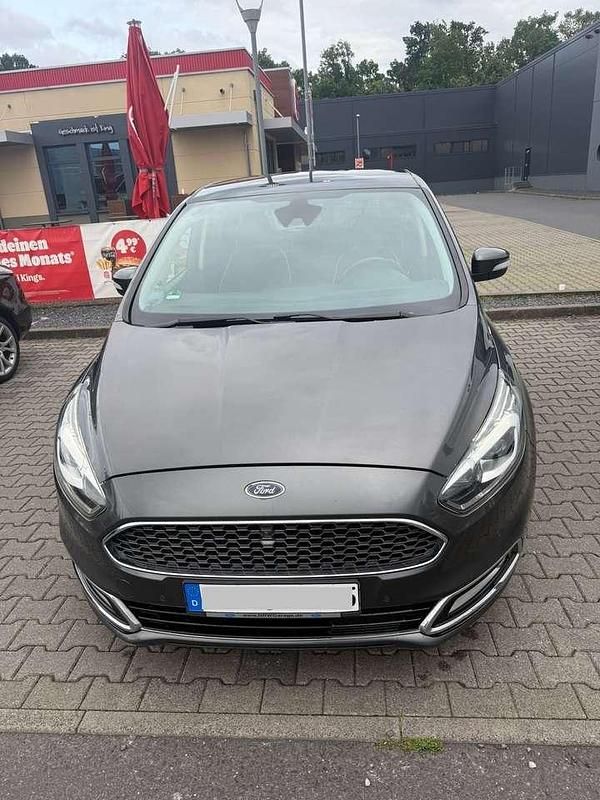 Grau Gebraucht 2018 Ford S-MAX Vignale Van / Kleinbus | 16.900 € (Fairer Preis) - Bild 1/4