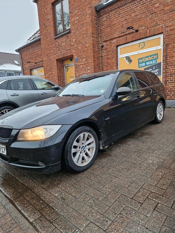 Gebraucht BMW 318 143 PS (105 kW) 2008 Schwarz Kombi