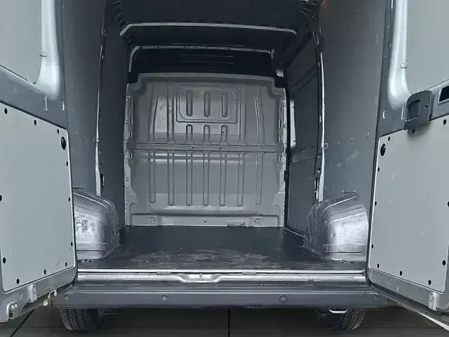 Gebraucht Peugeot Boxer 140 PS (102 kW) 2023 Grau Van