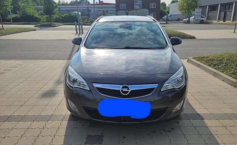 Gebraucht Opel Astra Design Edition 140 PS (102 kW) 2011 Grau Kombi