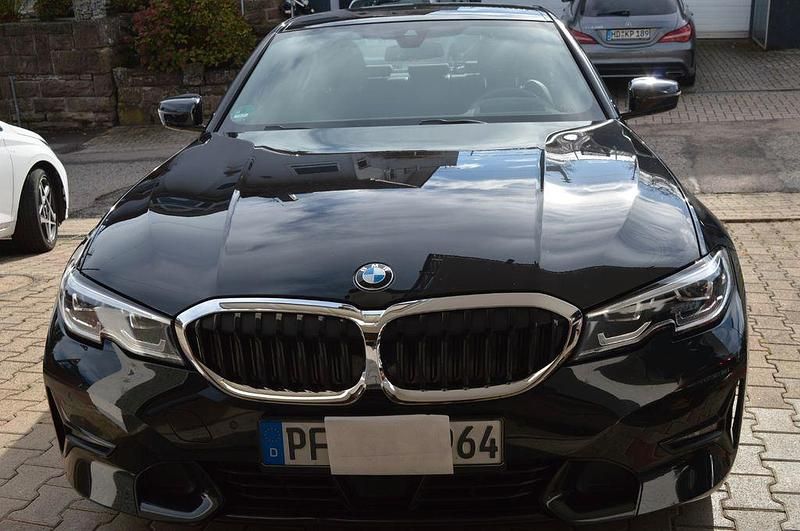 Schwarz Gebraucht 2020 BMW 320 Sport Line Limousine | 26.850 € (Superpreis) - Bild 1/4