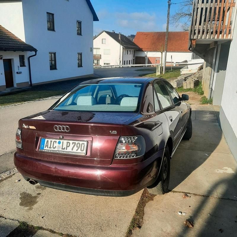 Second-hand Audi A4 121 CP (88 kW) 1994 Roșu Berlinǎ