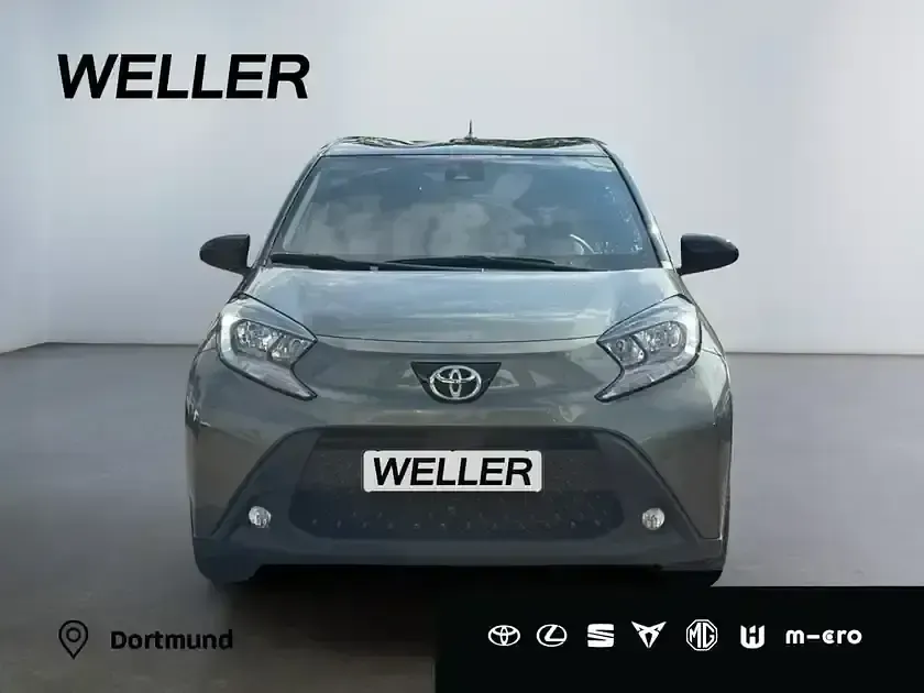 Gebraucht Toyota Aygo 72 PS (52 kW) 2024 Cardamon green / night sky black (gruen) Kleinwagen