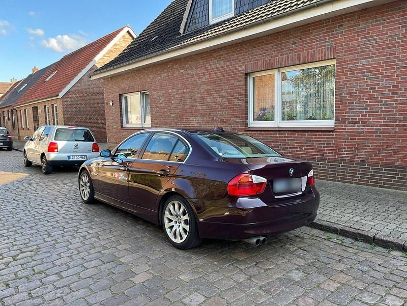 Gebraucht BMW 330 231 PS (169 kW) 2008 Rot Limousine