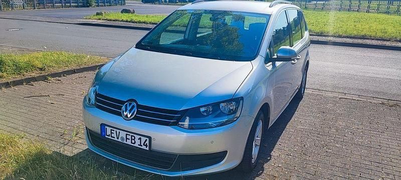 Silber Gebraucht 2016 VW Sharan Trendline Van / Kleinbus | 15.999 € (Superpreis) - Bild 1/4