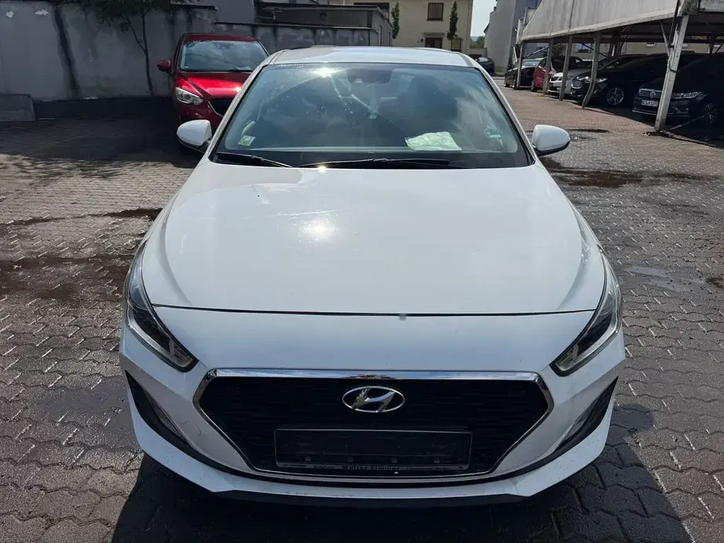 Gebraucht Hyundai i30 Pure 99 PS (72 kW) 2018 Weiß Limousine