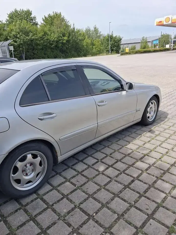 Gebraucht Mercedes E220 Classic 150 PS (110 kW) 2002 Limousine