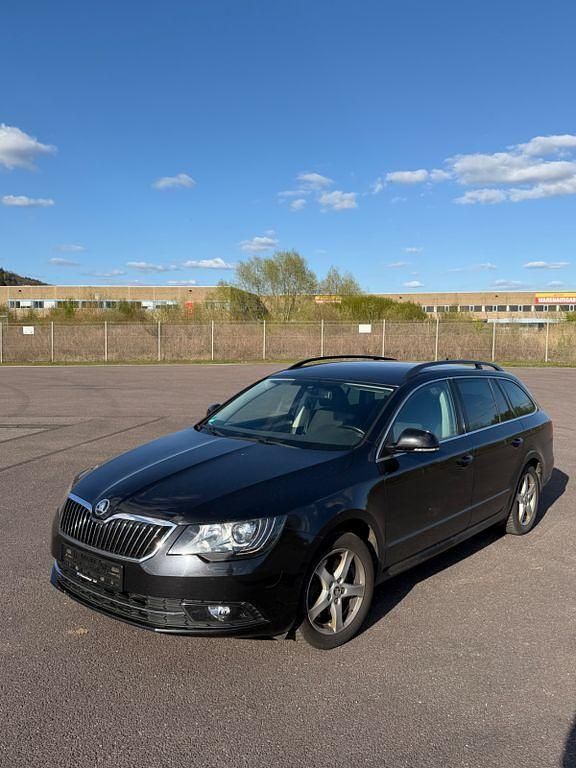 Gebraucht Skoda Superb Exclusive 140 PS (102 kW) 2015 Schwarz Kombi