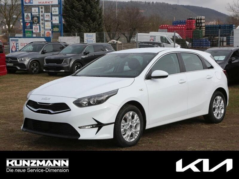Carraraweiß Neu 2025 Kia Ceed Comfort Limousine | 25.299 € (Fairer Preis) - Bild 1/4