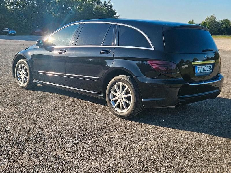 Schwarz Gebraucht 2009 Mercedes R350 Style Van / Kleinbus | 9.999 € (Guter Preis) - Bild 1/4