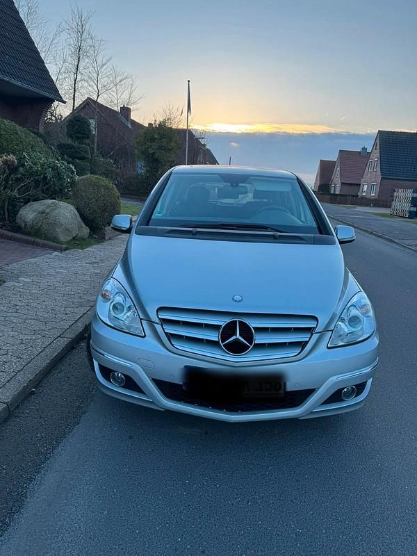 Silber Gebraucht 2010 Mercedes B180 Van / Kleinbus | 6.490 € (Guter Preis) - Bild 1/3