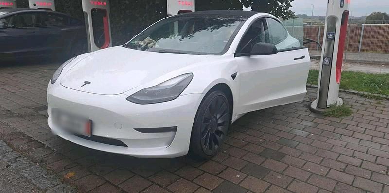 Weiß Gebraucht 2023 Tesla Model 3 Performance Limousine | 29.999 € (Superpreis) - Bild 1/4