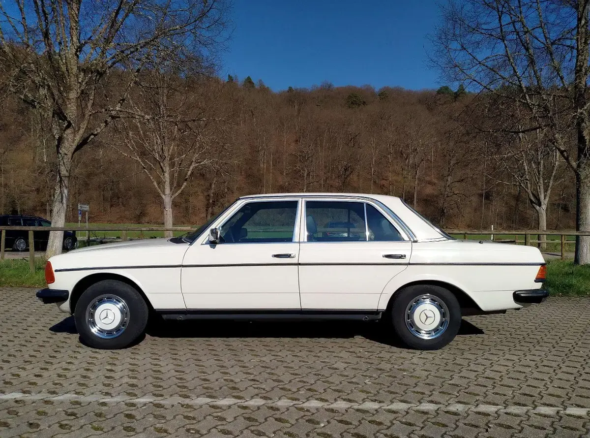 Gebraucht Mercedes E230 136 PS (100 kW) 1982 Weiß Limousine