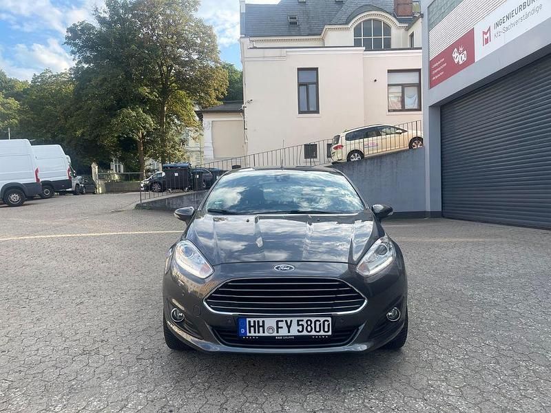 Grau Gebraucht 2016 Ford Fiesta Titanium Kleinwagen | 8.249 € (Fairer Preis) - Bild 1/4