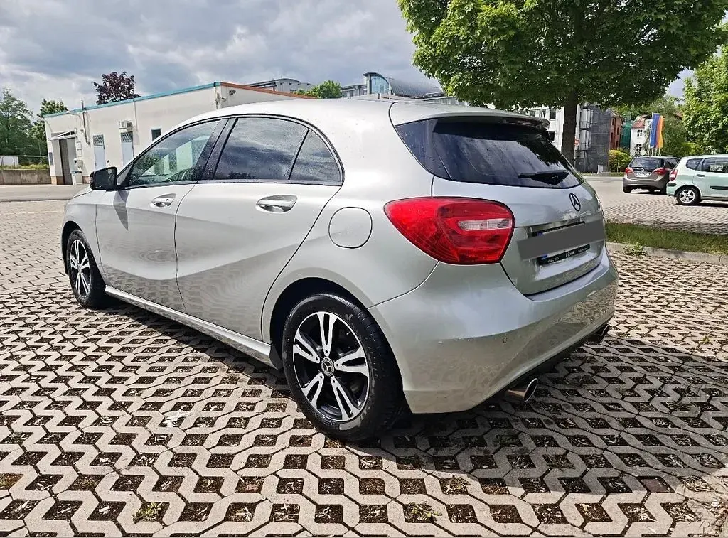 Gebraucht Mercedes A180 Style 122 PS (89 kW) 2015 Silber Kleinwagen