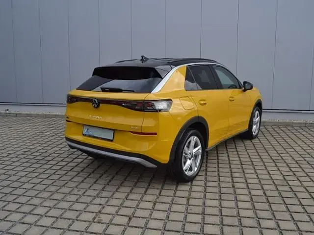 Neu VW T-Roc Life 150 PS (110 kW) 2026 Gelb SUV