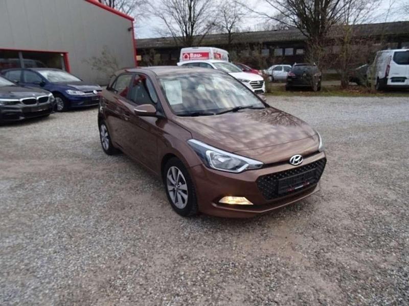 Gebraucht Hyundai i20 Classic 75 PS (55 kW) 2017 Braun Kleinwagen