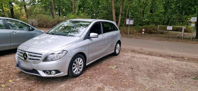 Gebraucht Mercedes B180 122 PS (89 kW) 2014 Silber Van / Kleinbus