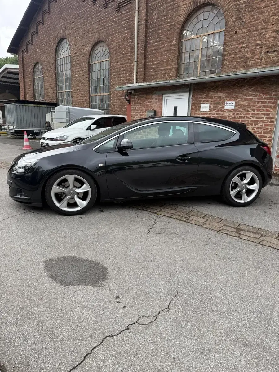 Gebraucht Opel Astra GTC Innovation 140 PS (102 kW) 2012 Schwarz Coupé