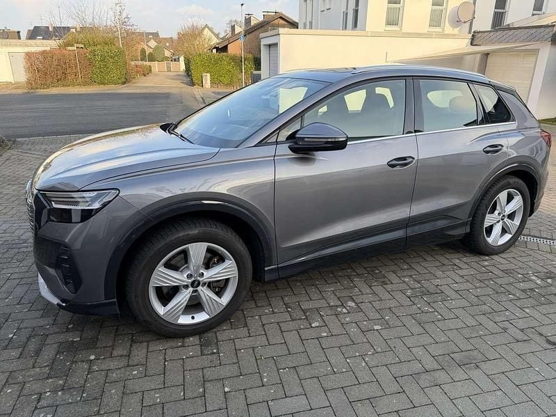 Grau Gebraucht 2021 Audi Q4 e-tron Ambiente SUV | 29.500 € (Superpreis) - Bild 1/4