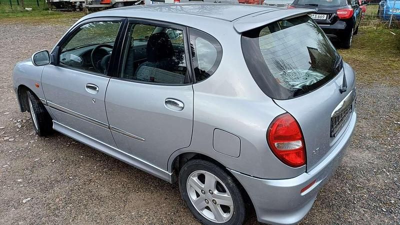 Gebraucht Daihatsu Sirion Plus 58 PS (42 kW) 2004 Silber Kleinwagen