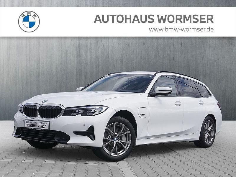 Weiß Gebraucht 2022 BMW 330e Sport Line Kombi | 32.430 € (Guter Preis) - Bild 1/4
