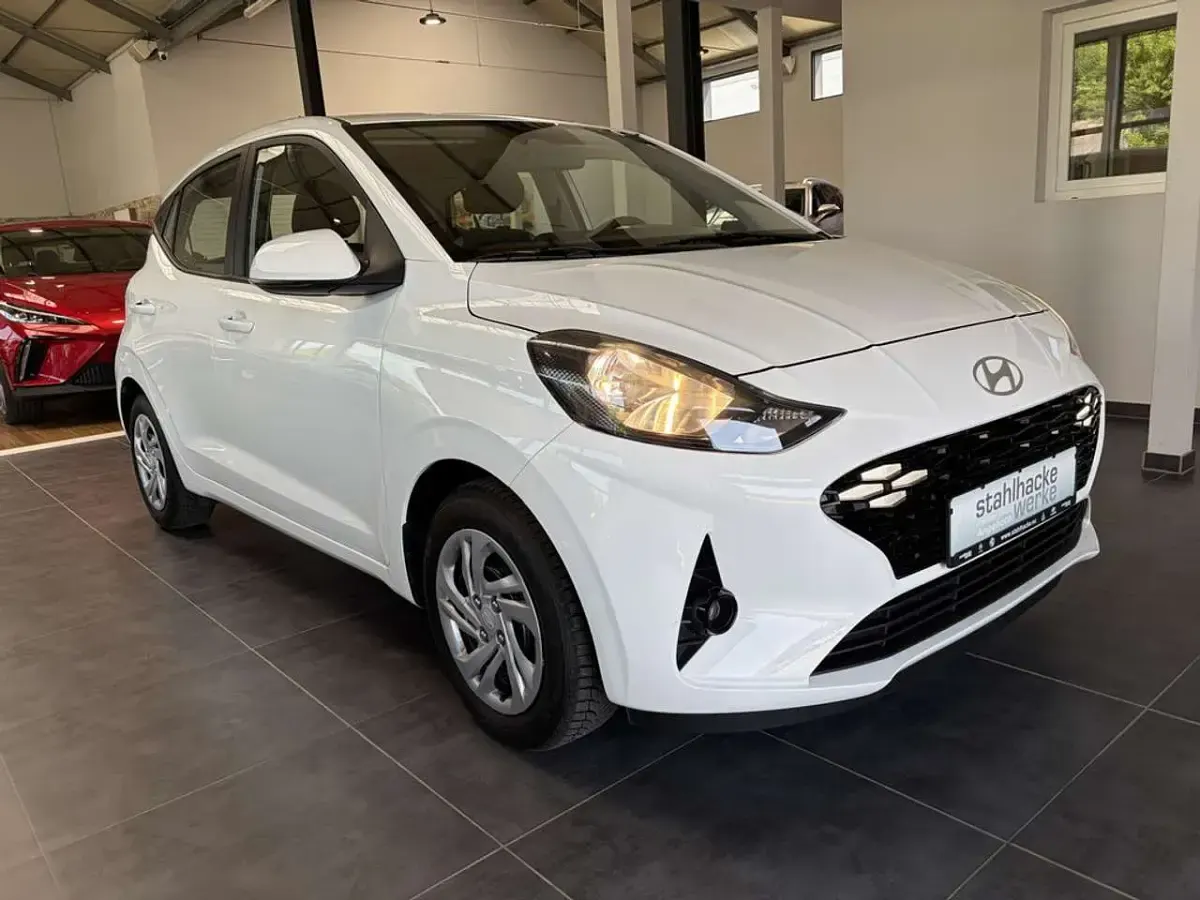 Gebraucht Hyundai i10 Select 63 PS (46 kW) 2024 Atlas white Kleinwagen