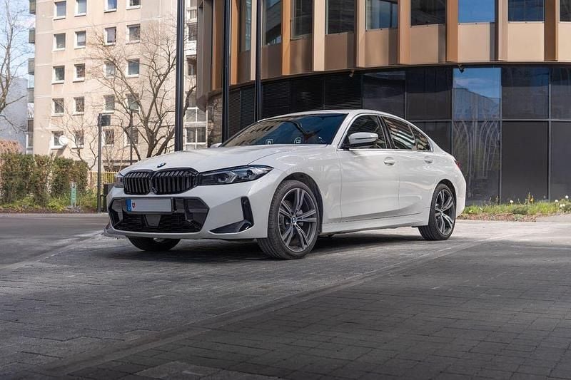 Gebraucht BMW 330 Sport Line 245 PS (180 kW) 2024 Weiß Limousine