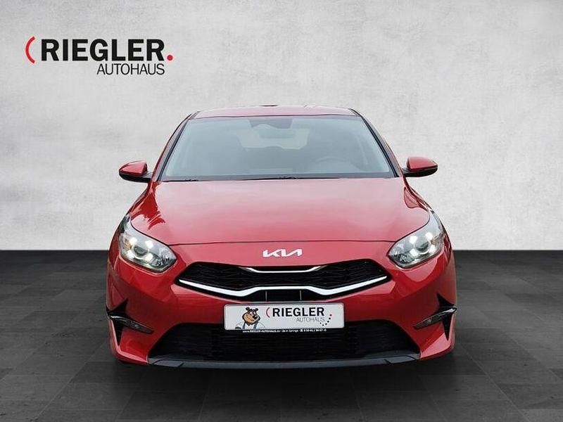 Neu Kia Ceed 140 PS (102 kW) 2025 Rot Kleinwagen
