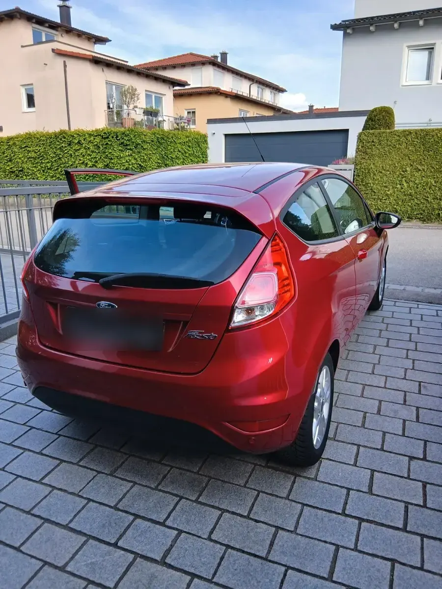 Gebraucht Ford Fiesta Celebration 80 PS (58 kW) 2017 Rot Kleinwagen